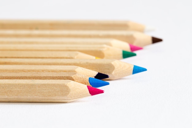 Crayons de couleur isolés sur fond blanc bouchent