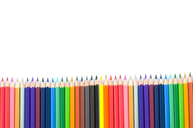 Crayons de couleur isolés sur fond blanc.Close