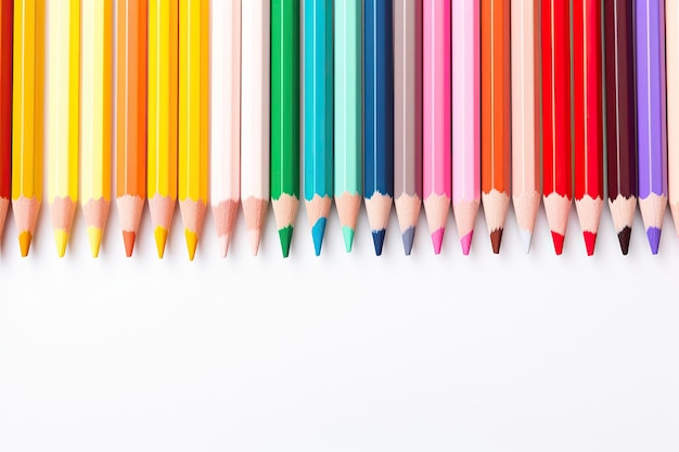 Crayons de couleur isolés sur fond blanc se bouchent avec espace de copie