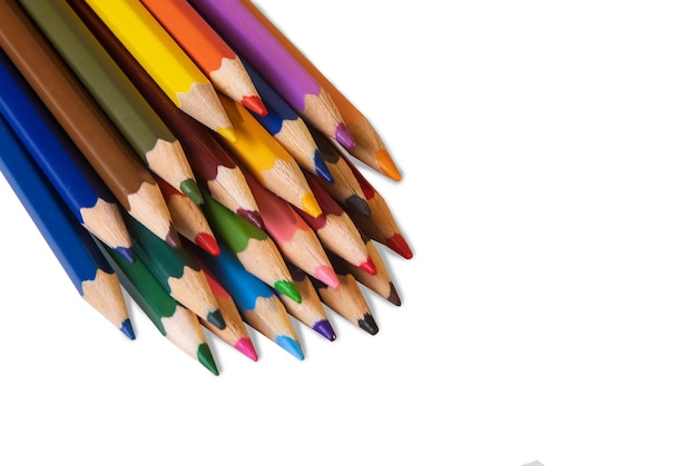 Photo crayons de couleur isolés sur fond blanc se bouchent