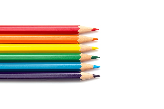 Crayons de couleur isolés sur fond blanc,