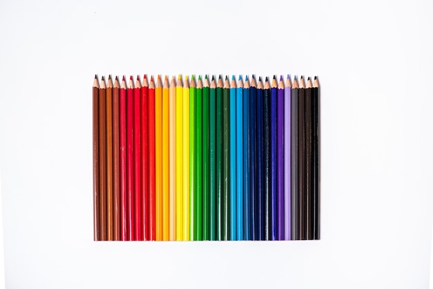 Crayons de couleur isolés sur fond blanc.