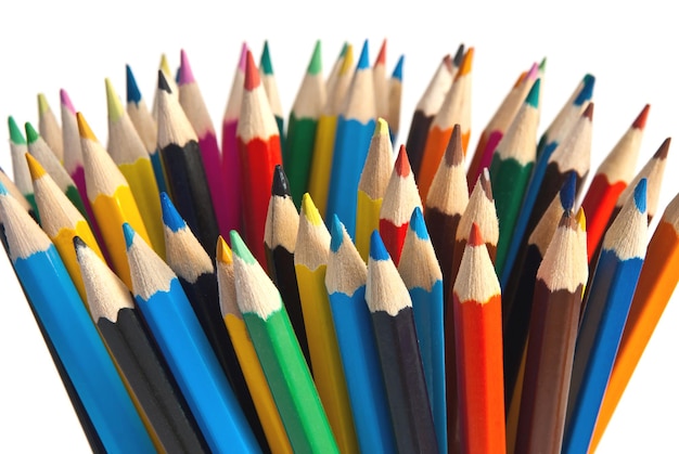 Crayons de couleur isolés sur fond blanc