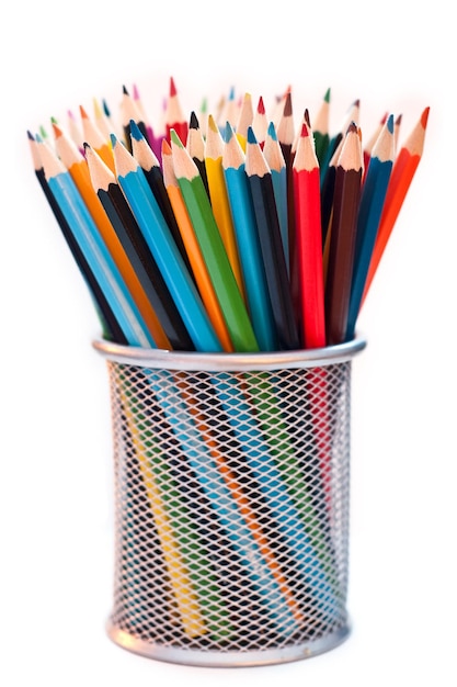 Crayons de couleur isolés sur fond blanc
