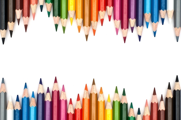 Crayons de couleur isolés sur fond blanc