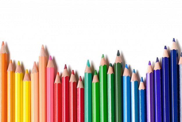 Crayons de couleur isolés sur fond blanc