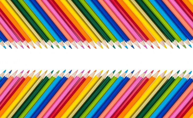 Crayons de couleur isolés sur fond blanc