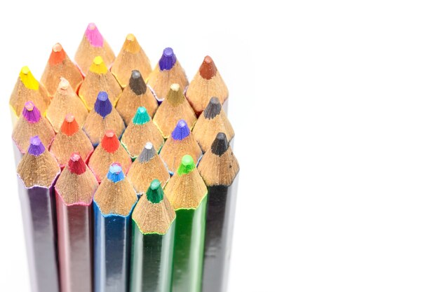 Crayons de couleur, isolés sur fond blanc.