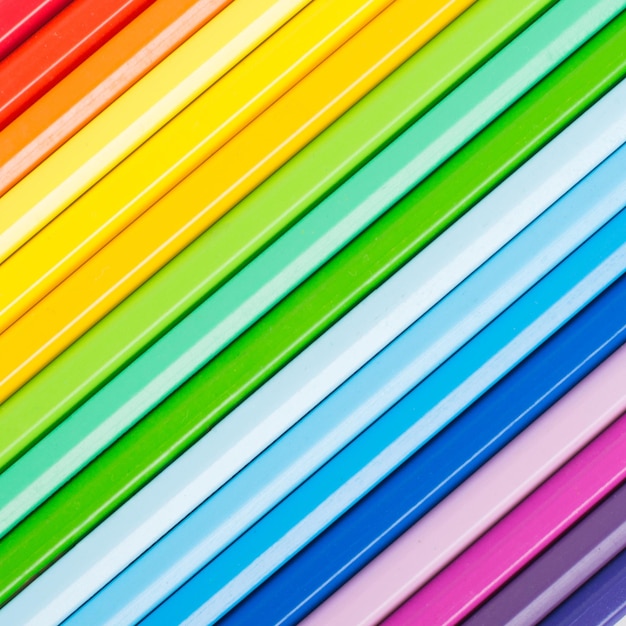 Crayons de couleur isolés sur fond blanc