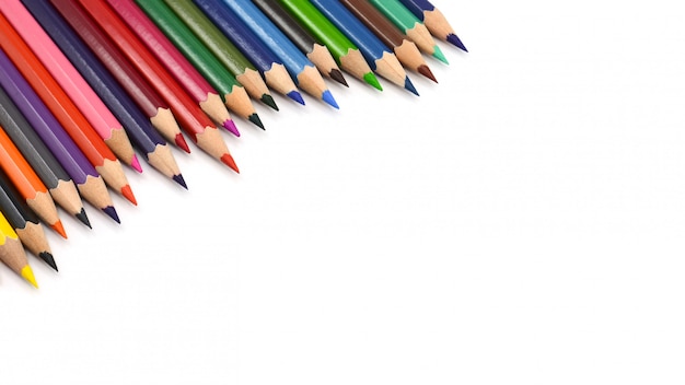 Crayons de couleur isolés sur fond blanc