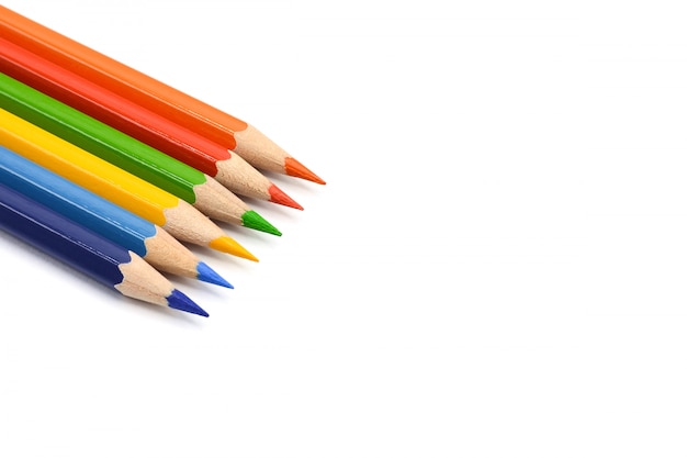 crayons de couleur isolés sur fond blanc.