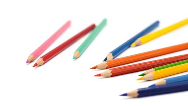 Crayons de couleur isolés sur fond blanc