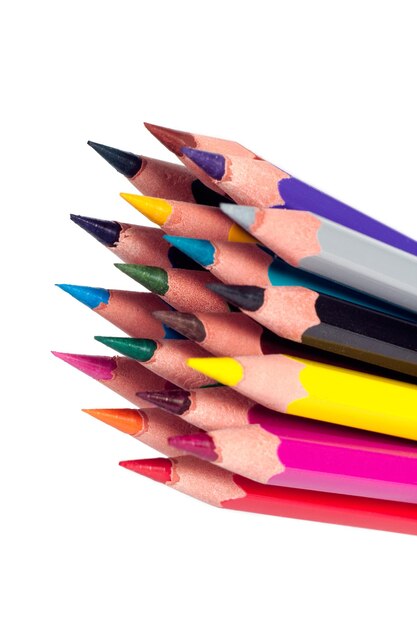 Photo des crayons de couleur isolés sur un fond blanc