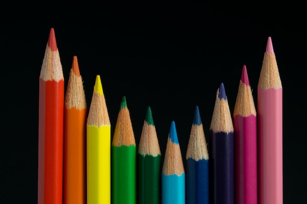 Crayons de couleur isolés sur fond noir