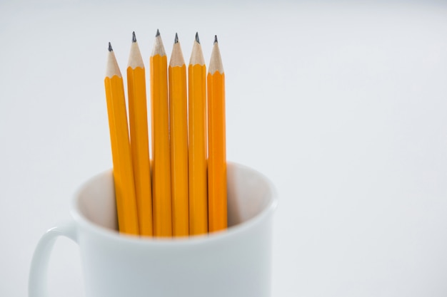 Crayons de couleur jaune conservés dans une tasse