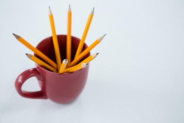 Crayons de couleur jaune conservés dans une tasse