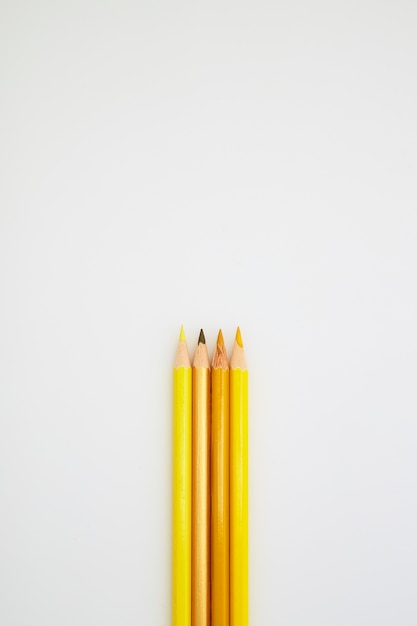 Crayons de couleur jaune isolés sur blanc