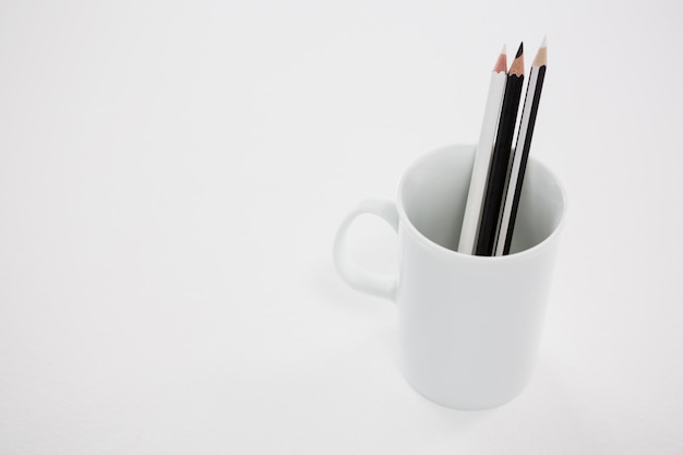 Crayons de couleur noir et blanc conservés dans une tasse
