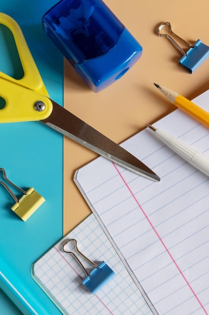 Crayons de couleur de papeterie scolaire peintures bloc-notes sur table bleue retour à l'arrière-plan de l'école dessus de bureau pour enfants