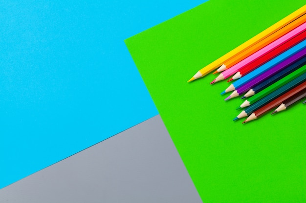 Crayons de couleur sur papier de couleur vive