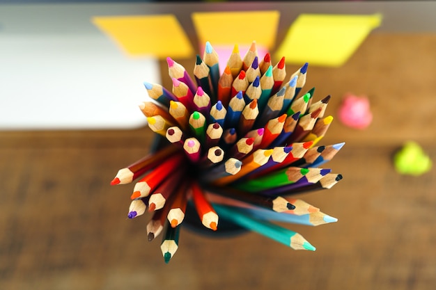 Crayons de couleur placés devant le bureau à la maison