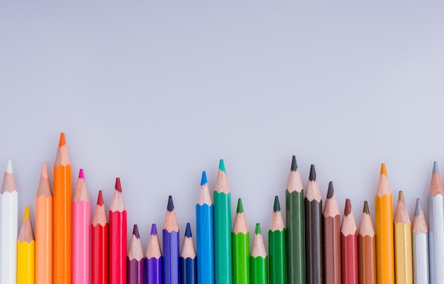 Crayons de couleur placés sur un fond blanc