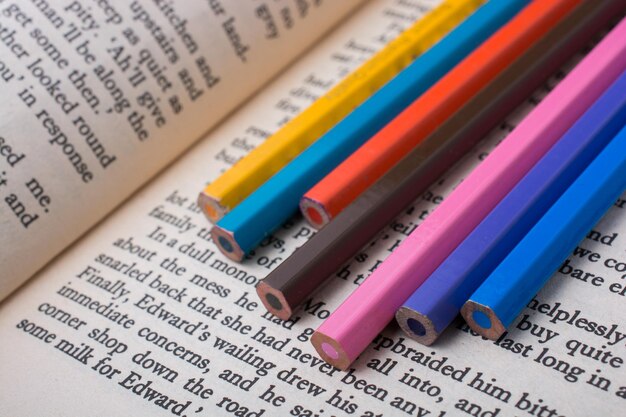 Photo crayons de couleur placés sur la page d'un livre