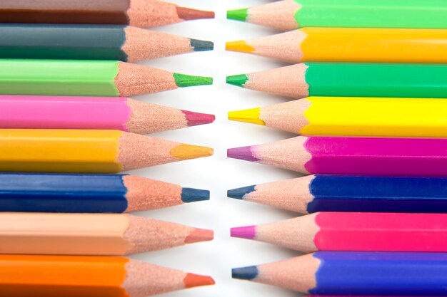 Crayons de couleur pour dessiner sur blanc