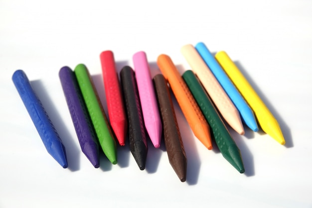 Photo crayons de couleur pour dessiner à l'école