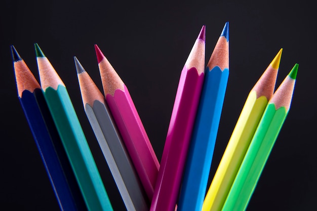 Crayons de couleur pour dessiner sur fond sombre