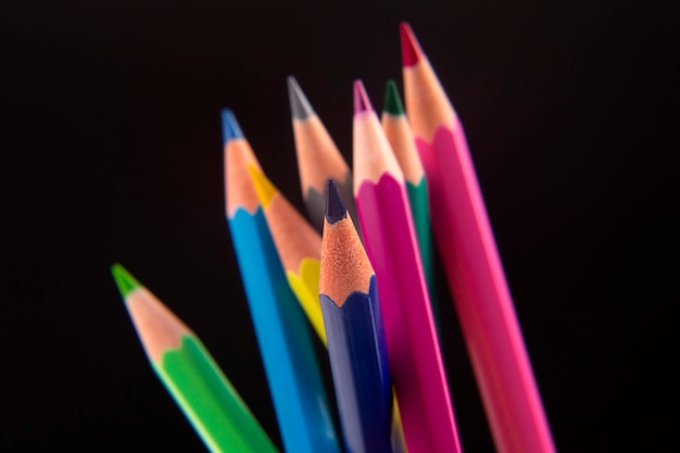 Crayons de couleur pour dessiner sur une surface sombre