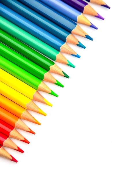 Les crayons de couleur sont isolés sur un fond blanc dans le coin supérieur gauche