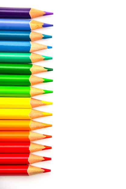 Les crayons de couleur sont isolés sur fond blanc