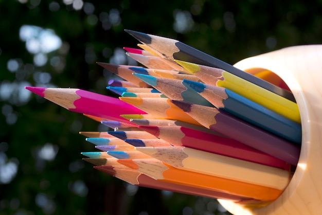 Les crayons de couleur sont des motifs colorés