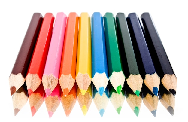 Crayons de couleur sur la surface blanche