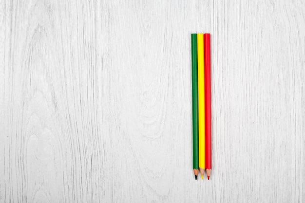 Crayons de couleur sur table en bois blanc