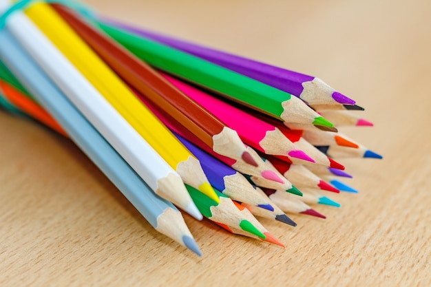 Crayons de couleur sur table en bois libre