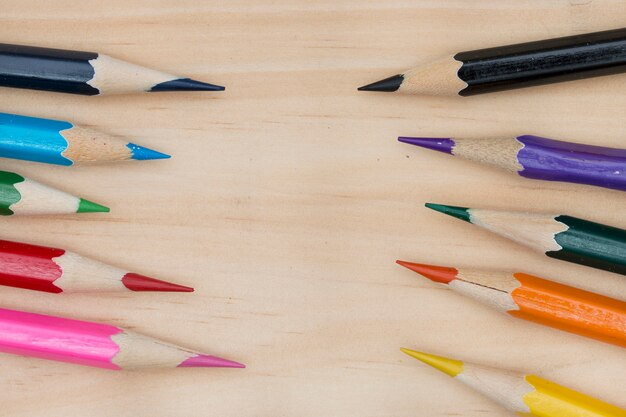 crayons de couleur sur la table en bois.