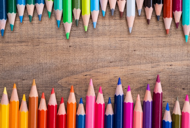 Crayons de couleur sur table en bois