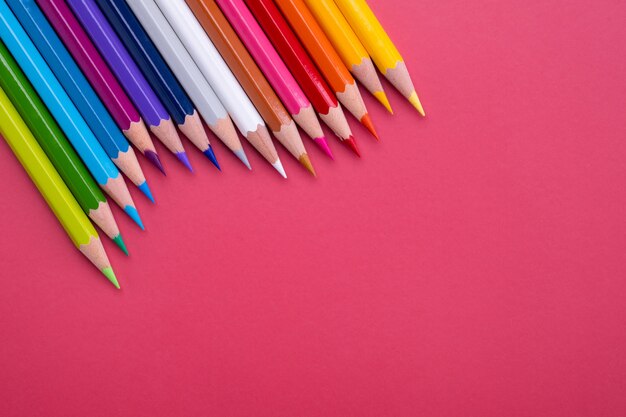 Crayons de couleur sur table rose