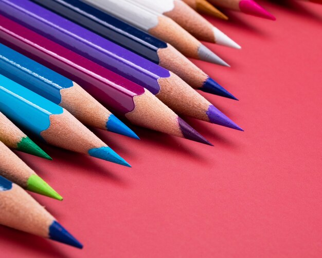 Crayons de couleur sur table rose