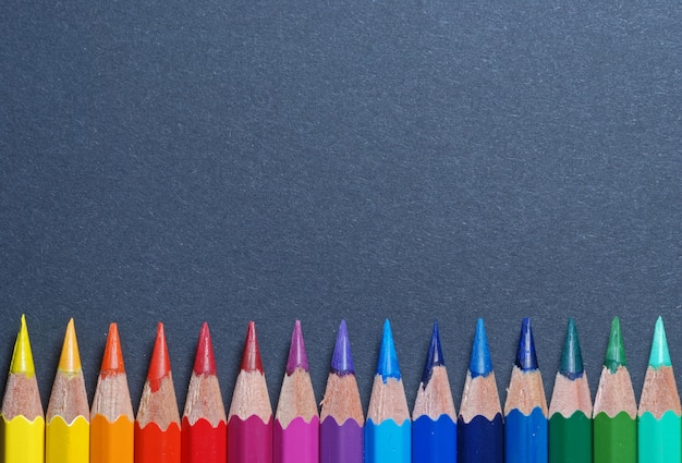 Crayons de couleur sur la table