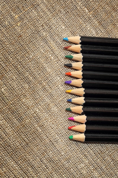 Crayons de couleur sur toile de jute