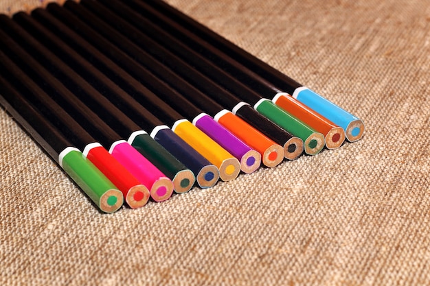 Crayons de couleur sur toile de jute