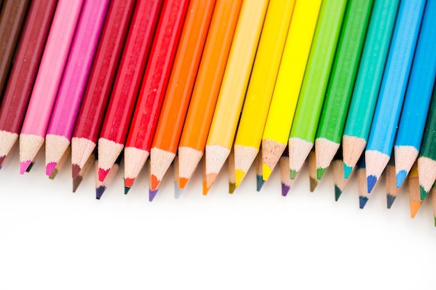 Des crayons de couleur tout neufs prêts à l'emploi pour les fournitures scolaires.