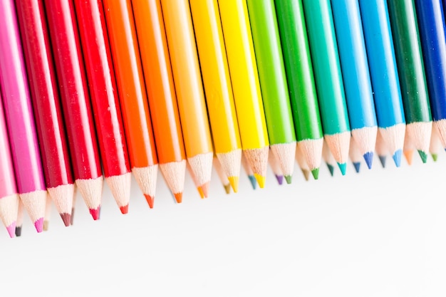 Des crayons de couleur tout neufs prêts à l'emploi pour les fournitures scolaires.