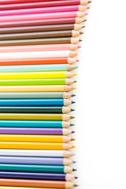 Des crayons de couleur tout neufs prêts à l'emploi pour les fournitures scolaires.