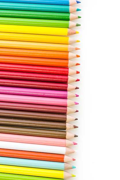 Des crayons de couleur tout neufs prêts à l'emploi pour les fournitures scolaires.
