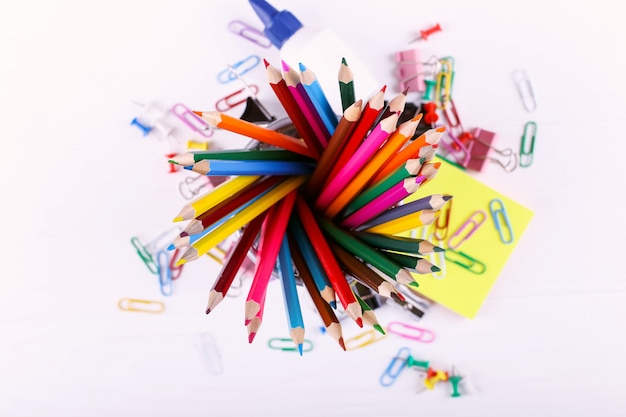 Crayons de couleur, trombones et épingles, fournitures scolaires pour dessiner, espace de copie.