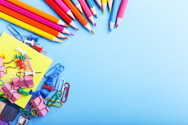 Crayons de couleur, trombones et épingles, fournitures scolaires